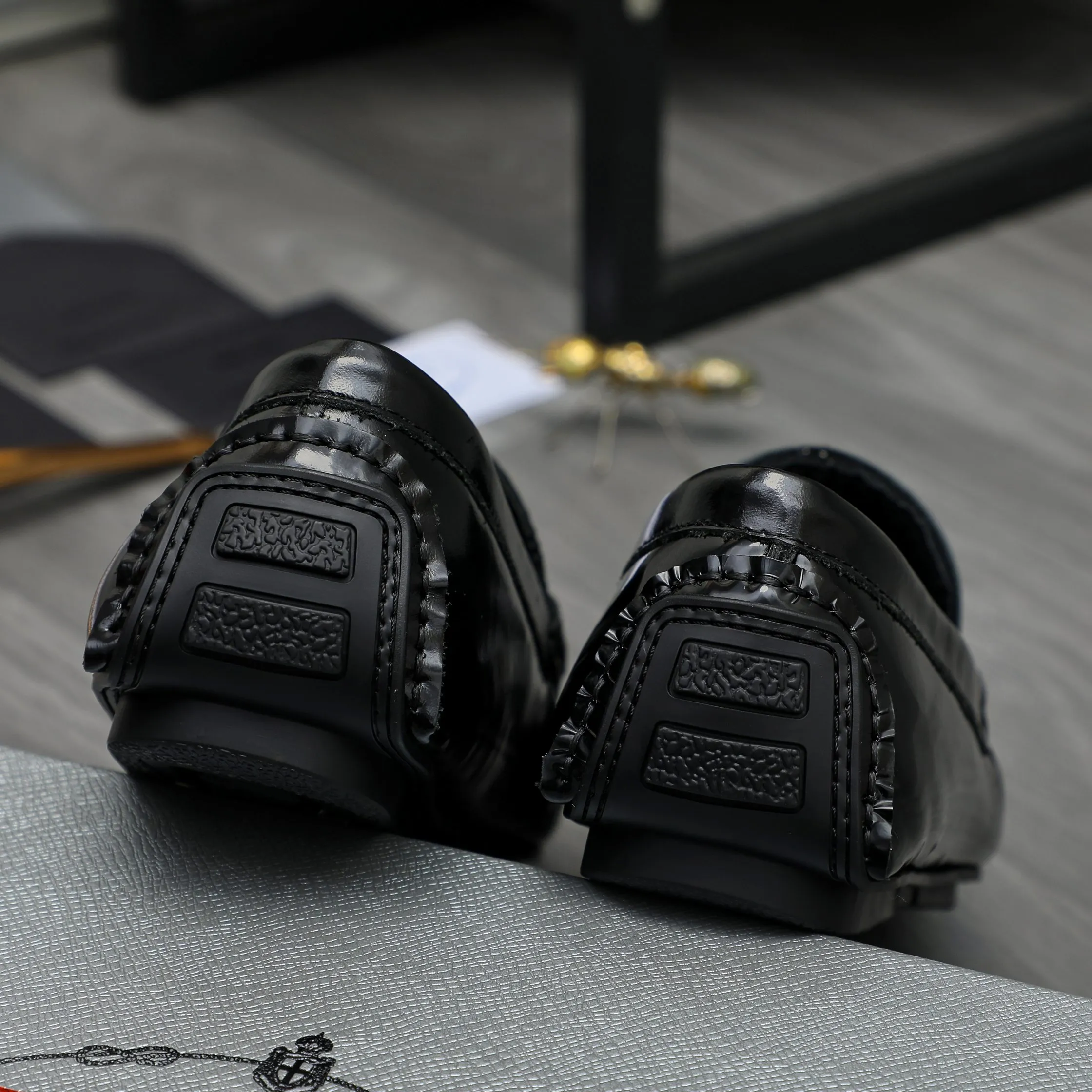 P420 Product trademark: PRADA [Prada] casual slip-on men's shoes, full size. Size: 38-44 Product material: Selected patent cowhide upper, sheepskin lining, rubber outsole